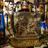 L�esemplare a cui � pi� legato � una scultura rinchiusa in una teca che rappresenta un gruppo di tre uomini in pose plastiche. �Viene dalla scuola di Caltagirone: � del 1860 - spiega -. � un pezzo unico per la maestria con cui � realizzato: i personaggi scolpiti sono addirittura vestiti con abiti di terracotta�
